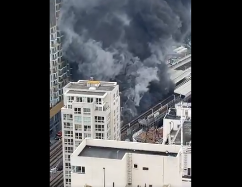 Los Bomberos trabajan en la extinción de un incendio en una estación de trenes de Londres
