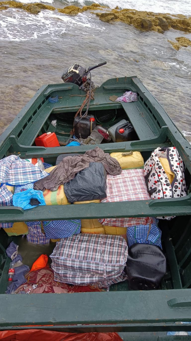 Detenidos dos ocupantes de la patera llegada a Soo con 690 kilos de hachís