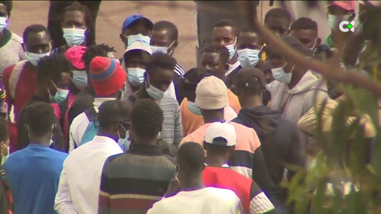 Los migrantes de Las Raíces se manifiestan y no descartan una huelga de hambre