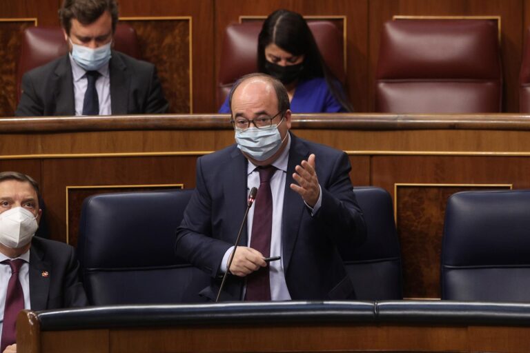 Iceta adelanta que se va a prohibir la temporalidad en el empleo público por más de tres años