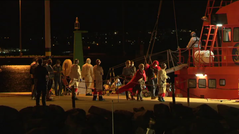 Salvamento rescata a 43 ocupantes de una patera al noreste de Lanzarote