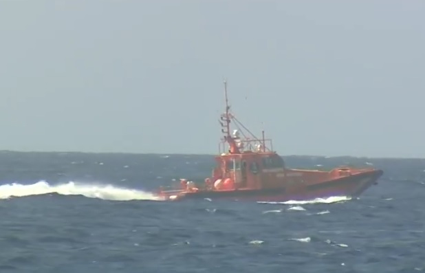 Continúa la búsqueda del pescador que cayó al mar el domingo en Tenerife