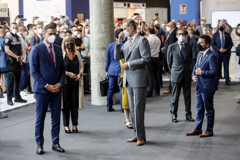 El rey y Aragonés abren el Mobile con foto juntos, pero sin recorrer la feria