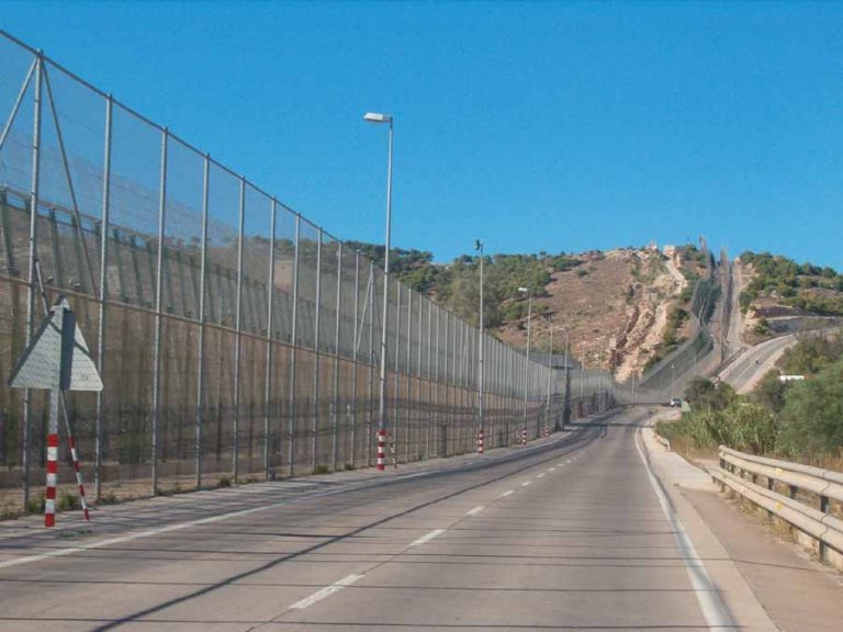 Heridos 9 guardias civiles al frenar la entrada de 150 inmigrantes a Melilla