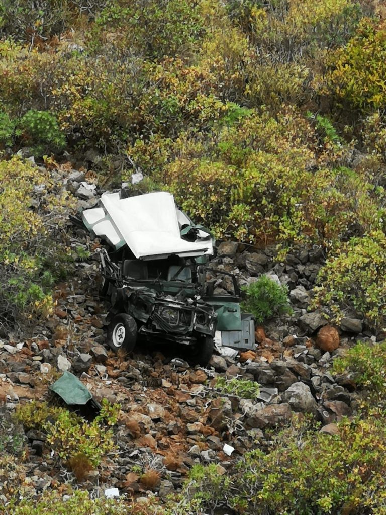Fallece un conductor al caer por un barranco en Gáldar