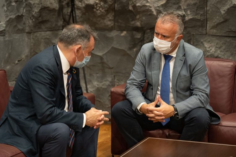 Enrique Santiago lamenta que haya comunidades que se nieguen a acoger a menores migrantes