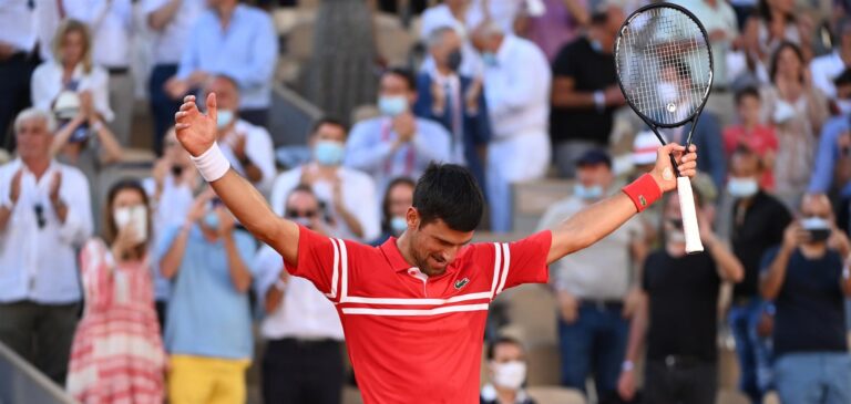 Djokovic remonta en Roland Garros y sigue a la caza de Nadal