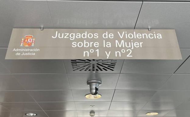 Imagen de archivo de un cartel indicador de los Juzgados de Violencia sobre la Mujer