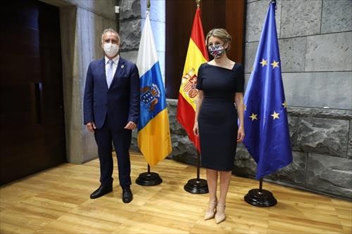 La ministra Díaz anuncia que en los próximos días se dará a conocer la subida del salario mínimo