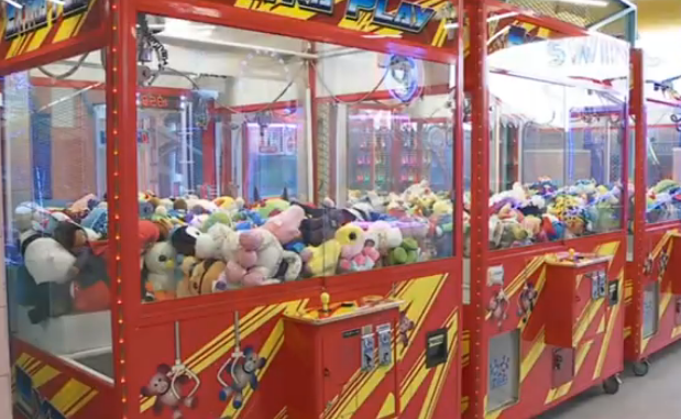 Un niño se queda atrapado en una máquina de peluches en Gran Canaria