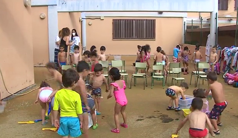 Los niños del archipiélago celebran el fin de curso más deseado de los últimos años