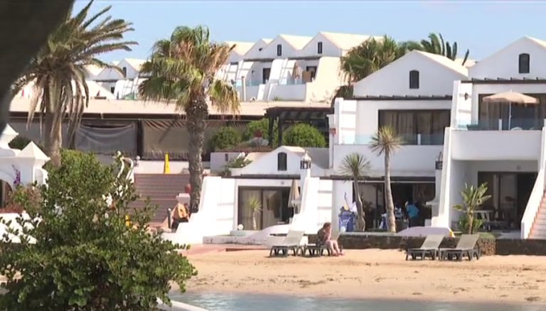 Lanzarote coge aire con algo de turismo