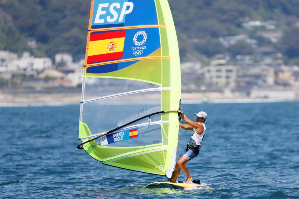 Ángel Granda Roque compite por el RS:X de windsurf masculino. Imagen Lavandeira Jr / EFE