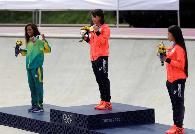 El skate femenino deja el podio más joven en la historia olímpica