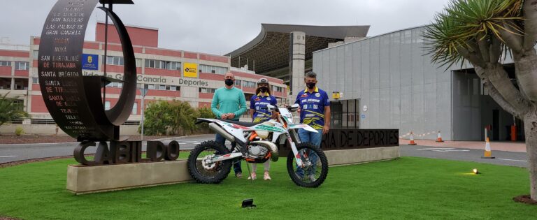 Xenia Melián, la primera mujer piloto canaria en participar en el Campeonato de España de Enduro, recibida por el Cabildo de Gran Canaria