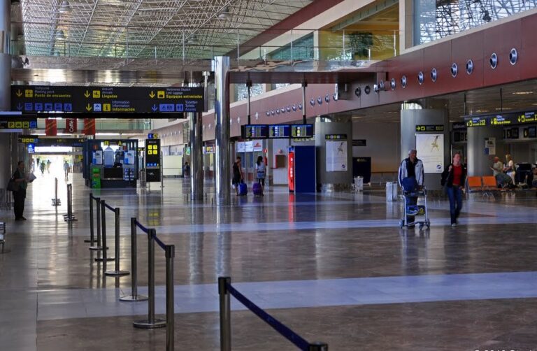 Expedientan a dos jóvenes que llegaron en avión a Tenerife con PCR positiva