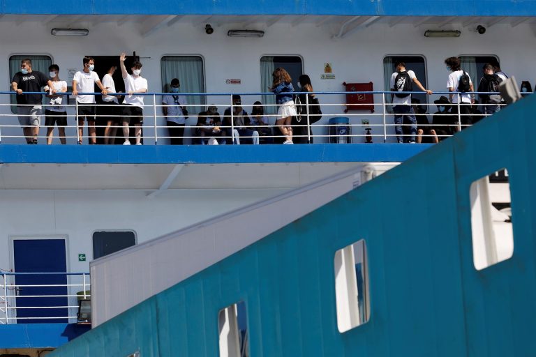 Cientos de estudiantes confinados regresan de Mallorca para volver a su casa