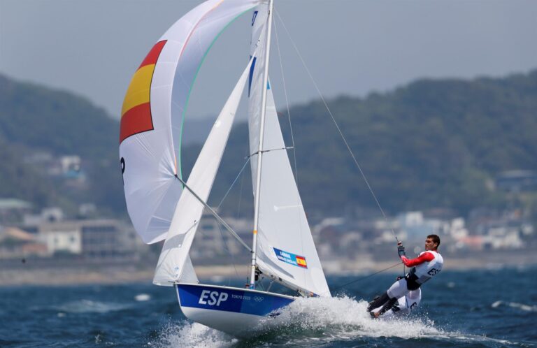 El 470 masculino español abre su participación con un décimo puesto
