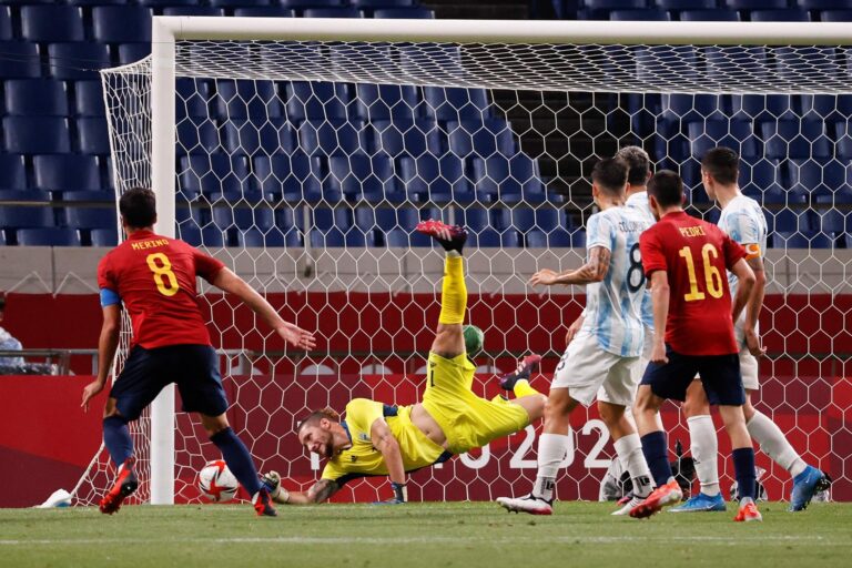 España empata con Argentina y pasa a cuartos de final