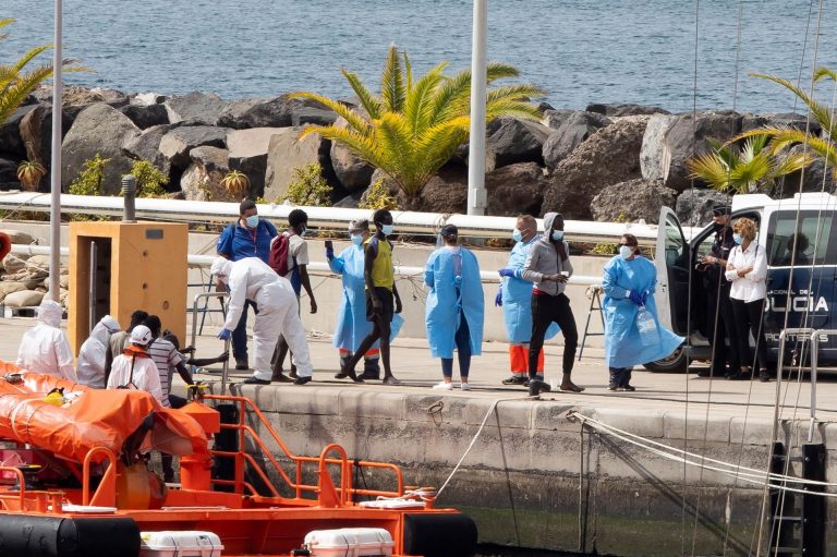 Llegan a Las Palmas los nueve polizones rescatados por Salvamento Marítimo desde Dakar