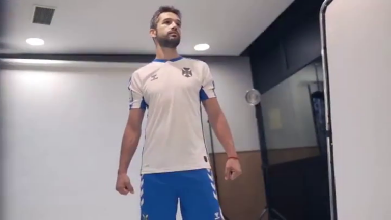 Aitor Sanz presenta la primera equipación para la temporada del CD Tenerife