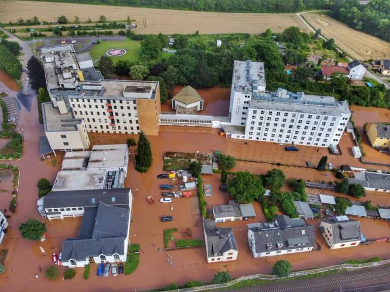 Aumentan a 156 los fallecidos por las inundaciones en Alemania y Bélgica