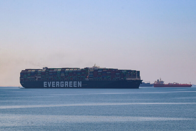 El ‘Ever Given’ reinicia la navegación tras permanecer retenido desde marzo por el bloqueo en el Canal de Suez