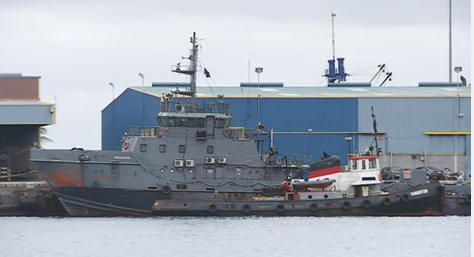 La Policía Nacional inspecciona el barco en el que viajaron nueve polizones