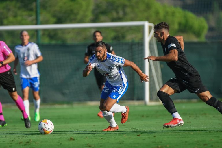 El CD Tenerife empata ante el Elche CF (2-2) en su primer encuentro en tierras peninsulares