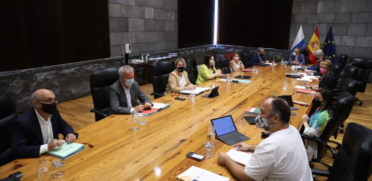 Canarias afronta riesgo alto o muy alto en cinco indicadores epidemiológicos