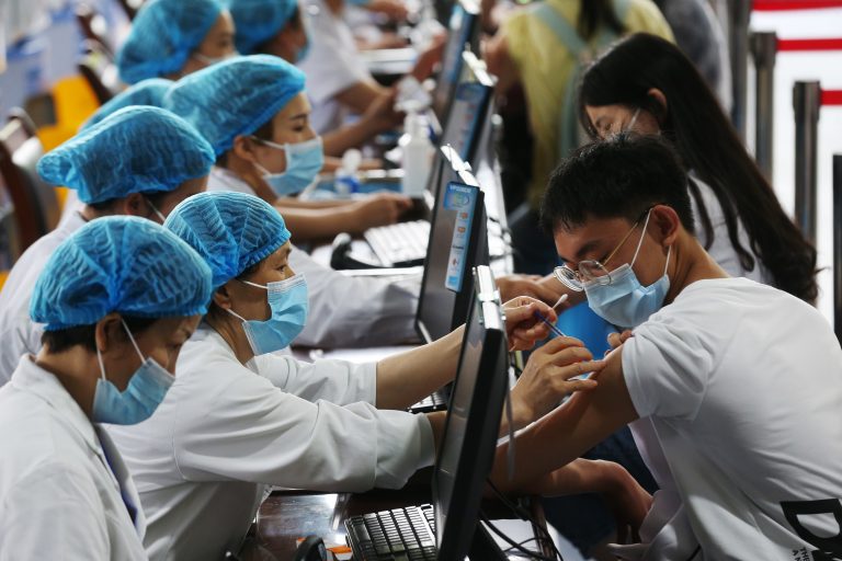 China rechaza los planes de la OMS para investigar el origen de la COVID-19 en laboratorios de Wuhan