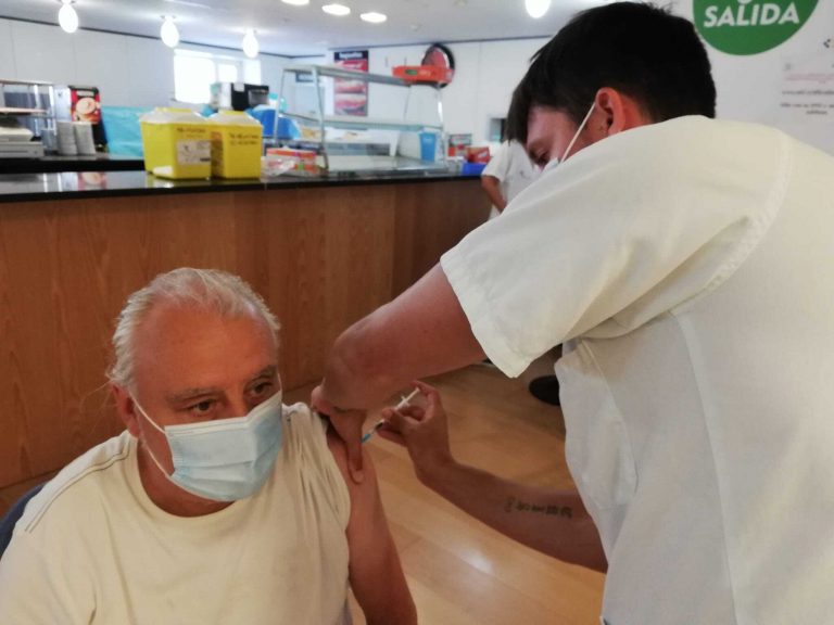 Sanidad envía SMS a las personas sin vacunar para facilitarles la petición de cita