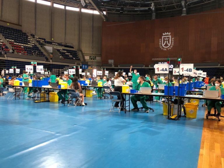 El Gobierno canario no descarta obligar a vacunarse a los empleados públicos