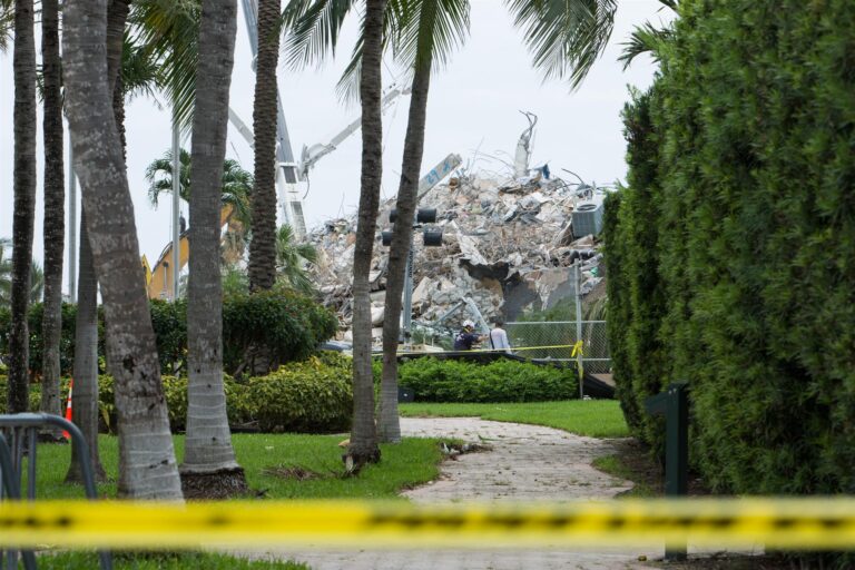 Aumentan a 64 los fallecidos por el derrumbe del edificio en Miami