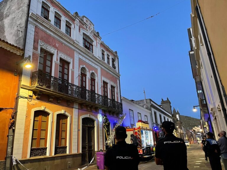 El desprendimiento de un edificio deshabitado obliga a acordonar la calle San Agustín de La Laguna