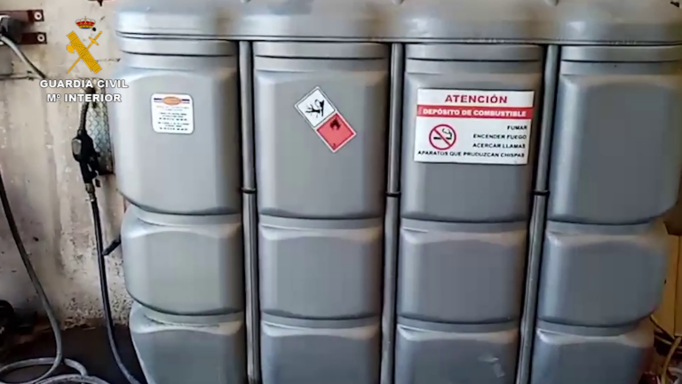 El Seprona inmoviliza una «gran cantidad» de fertilizantes y biocidas en una nave de Telde