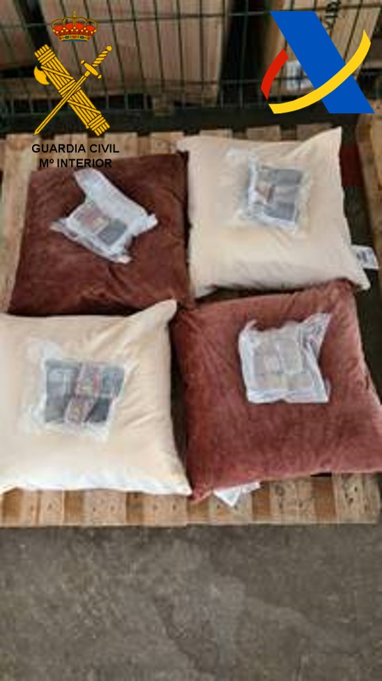 Enviaba la droga oculta en cojines por paquetería postal