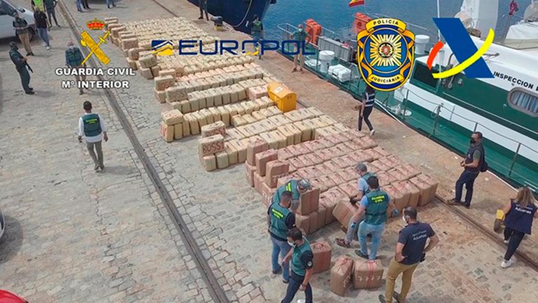 Intervienen 15 toneladas de hachís en un pesquero en el estrecho de Gibraltar