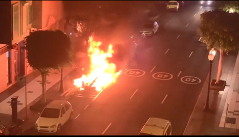 Arde un vehículo y varios contenedores en el paseo Tomás Morales de Las Palmas de Gran Canaria