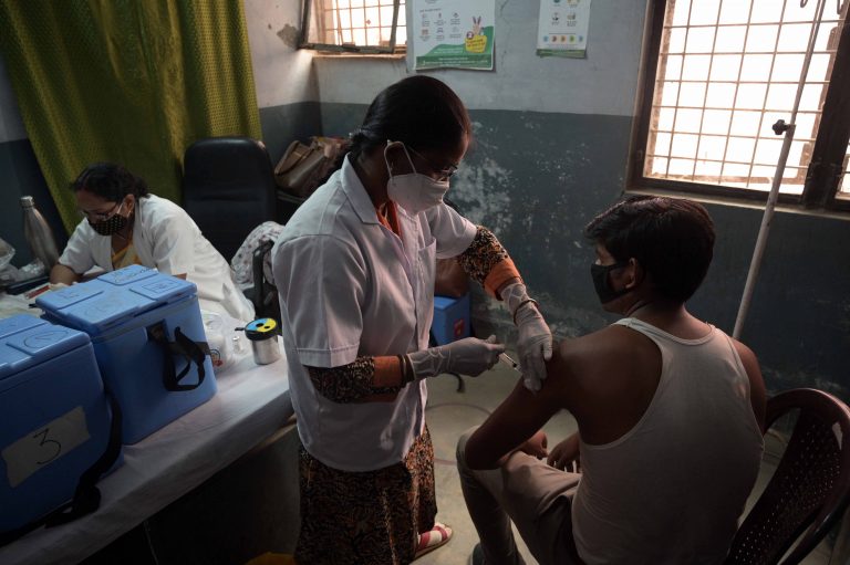 India supera los 31,6 millones de casos de coronavirus tras sumar más de 41.000 durante el último día