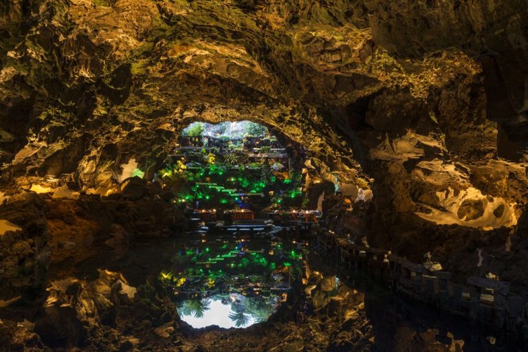 Colores, luz y tranquilidad hacen de los Jameos del Agua un espacio único