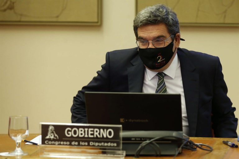 Escrivá asegura que el sistema de pensiones es sólido, con un problema acotado al «baby boom»