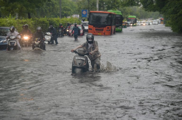 Las lluvias en el oeste de India dejan ya 138 fallecidos y casi 90.000 evacuados