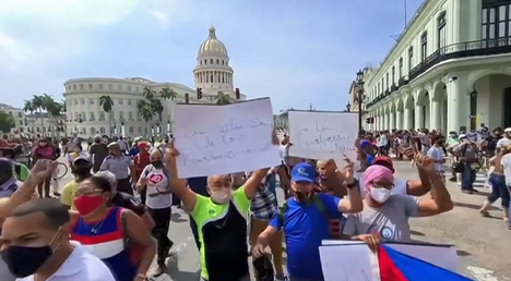 Miles de personas se manifiestan en Cuba contra el Gobierno