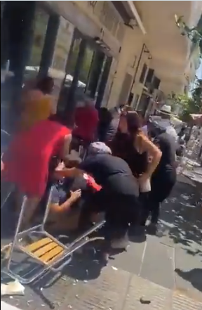 Un coche invade la acera y arrasa varias terrazas en Marbella