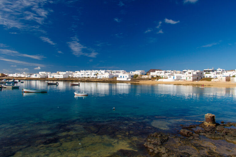 Caleta de Sebo, el punto de partida para los numerosos atractivos naturales de La Graciosa