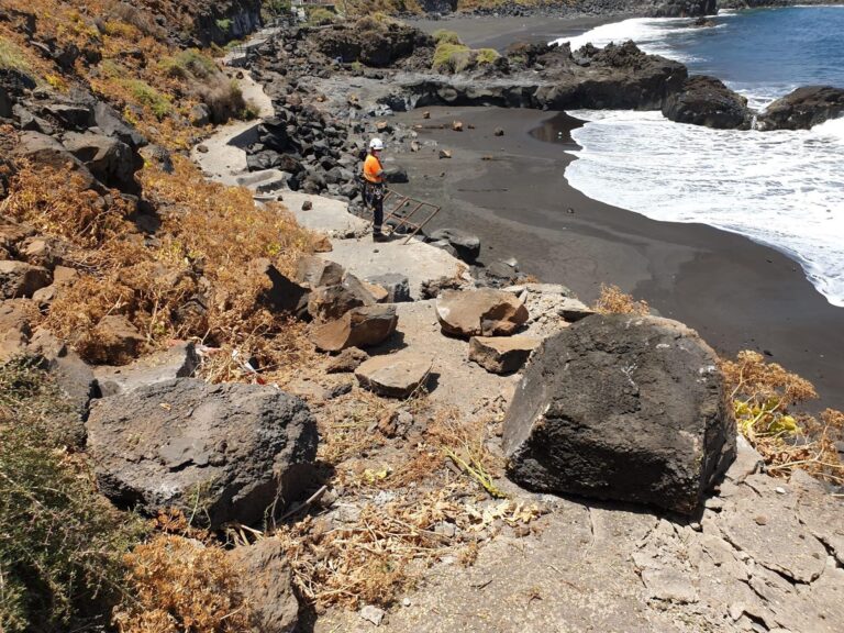 El cierre de la playa del Bollullo (Tenerife) continuará dos semanas más