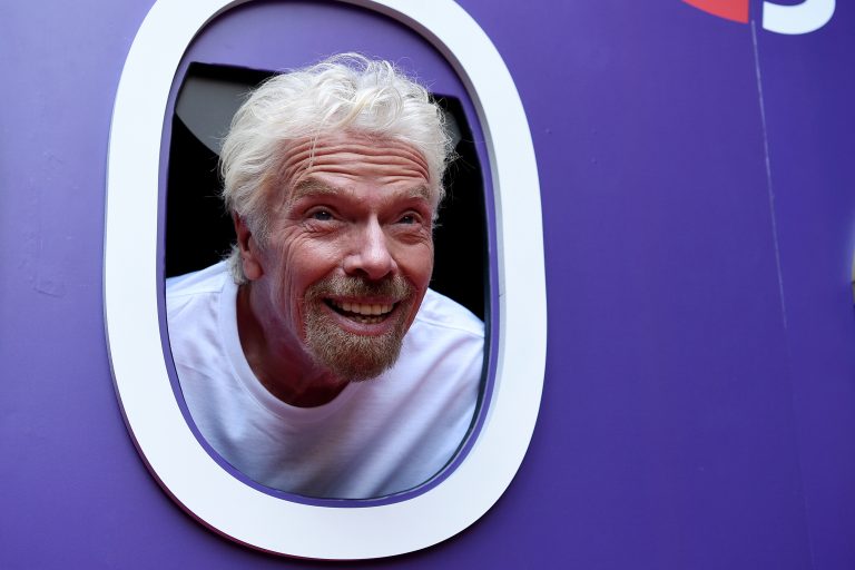 Despega la nave que transporta al espacio al multimillonario Richard Branson