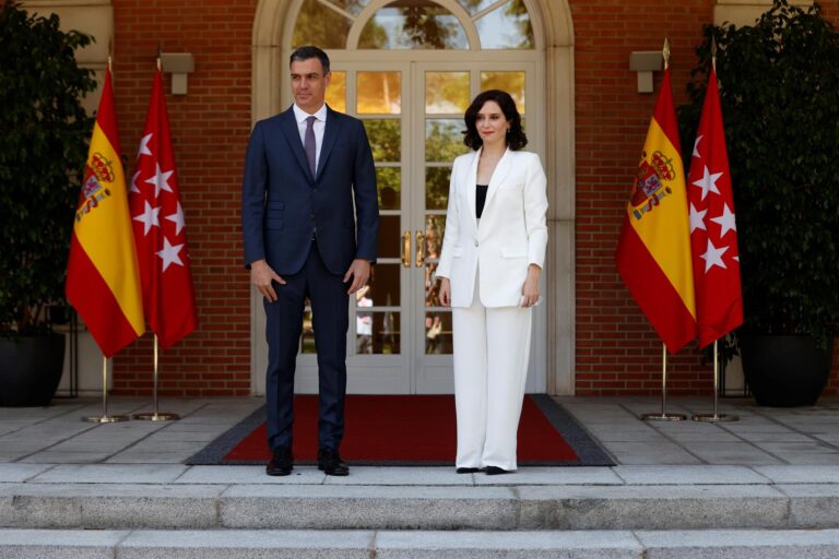 Sánchez recibe a Ayuso en Moncloa para su reunión pendiente tras el 4M