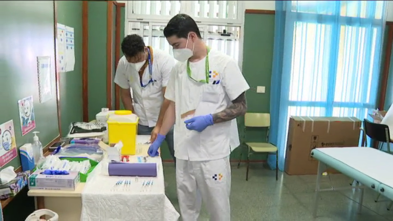 La OMS recomienda mantener las mascarillas en los centros sanitarios